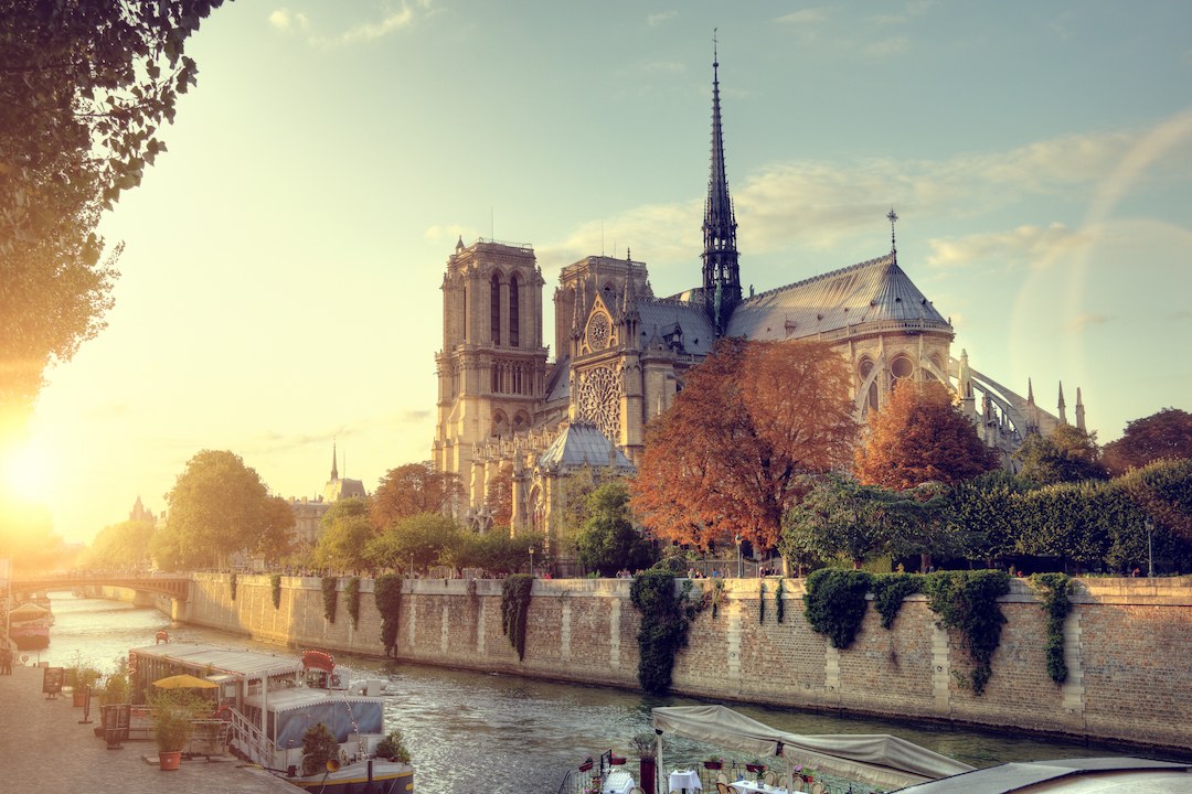 Vue sur la cathédrale Notre dame de Paris et la Seine