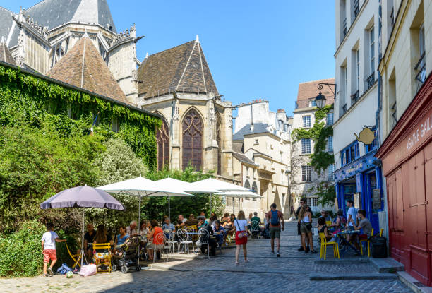 photo d'une place dans le quartier du marais à Paris